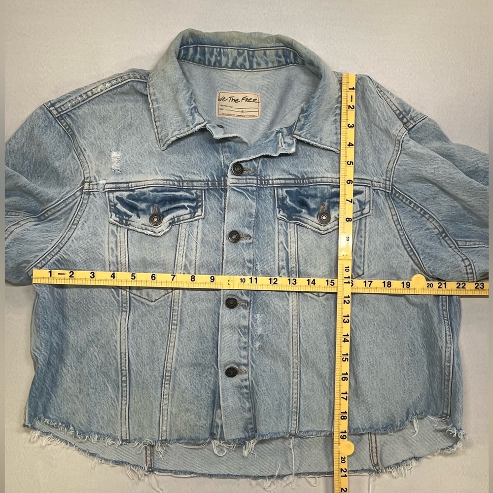 We The Free People Light Wash Blue Distressed Raw Hem Cropped Denim Jacket Med - Picture 9 of 9